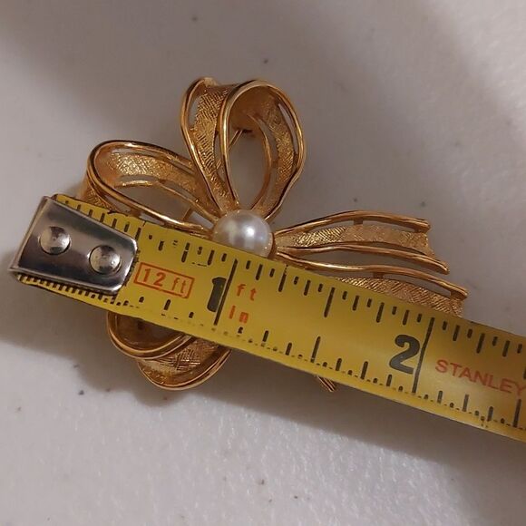 Vintage Napier Textured Gold Tone Ribbon Bow with Faux Pearl Brooch Pin - Picture 6 of 7